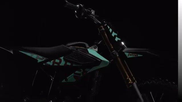 SURRON Hyper Bee Seitenansicht Pitbike