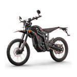 Talaria MX5 Elektro-Crossbike in schwarzer Ausführung, Seitenansicht mit Stollenreifen