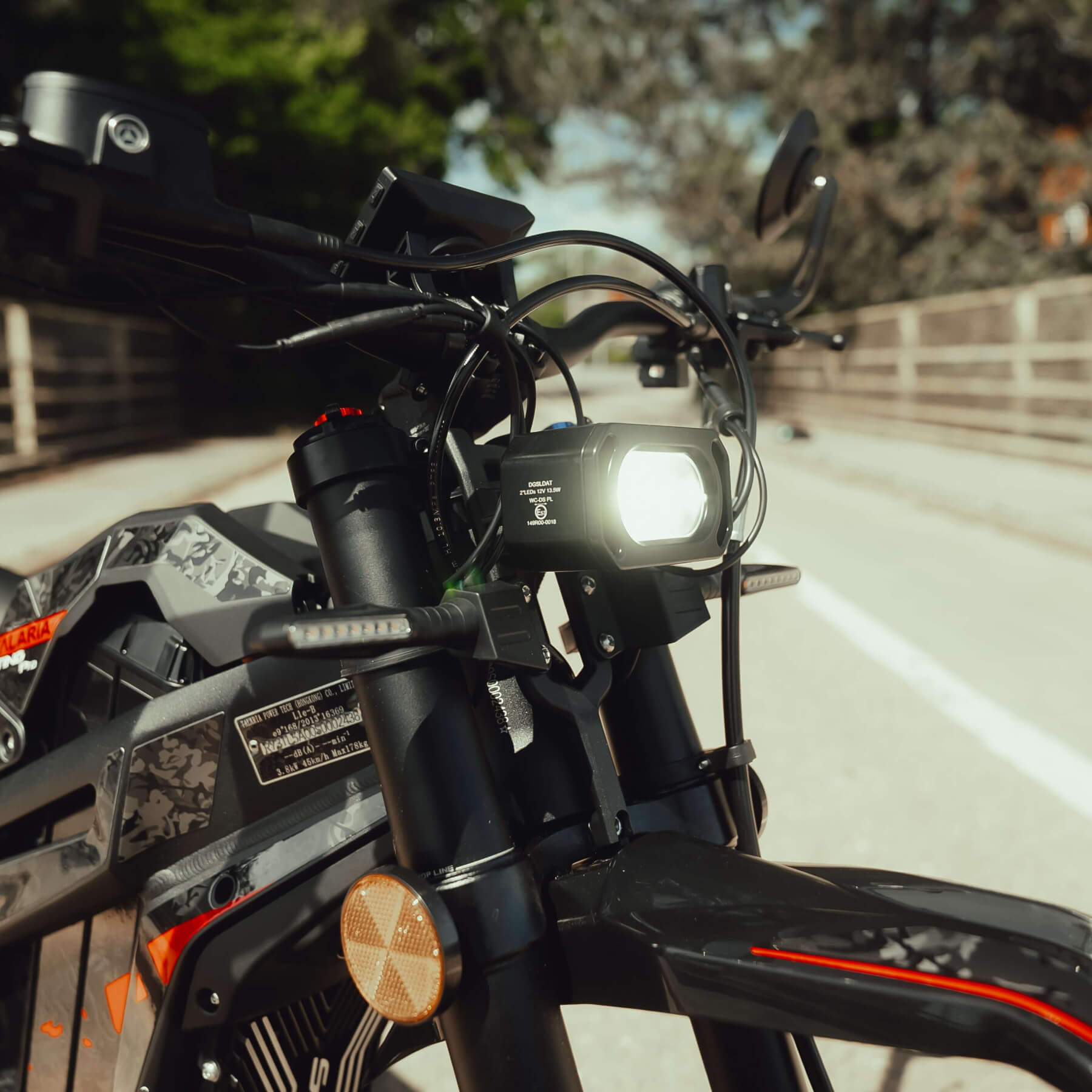 Talaria MX5 Elektro Crossbike – Detailansicht in Schwarz Lichtmaske