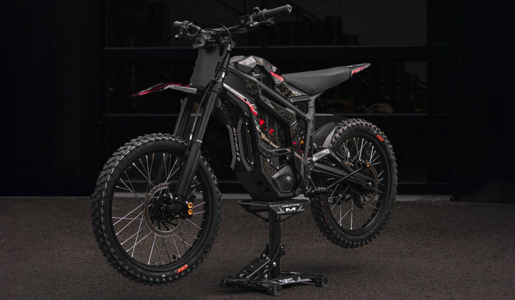 Talaria MX5 Pro Voltheads Banner Frontansicht in Schwarz
